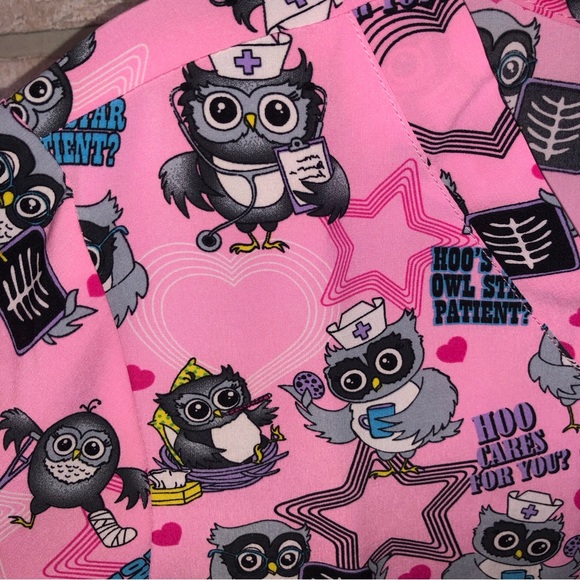 NWT Dickies Owl Print Pink short sleeve v neck scrub top - Picture 2 of 8